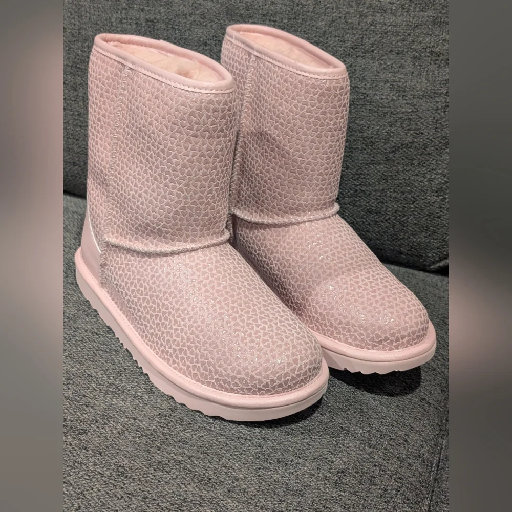 UGG  Classic II Gel Hearts Boots in Pink